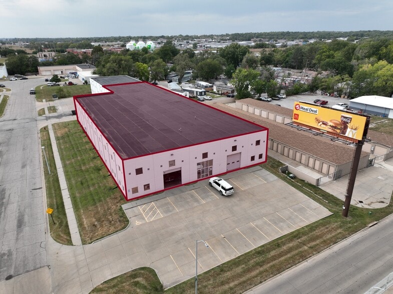 More Photos Of 2600 Kimco Ct, Lincoln Warehouse For Lease