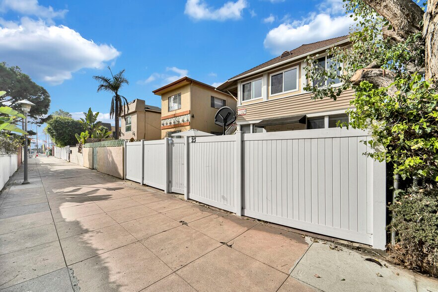 More Photos Of 23 19th Ave, Venice Apartments For Sale
