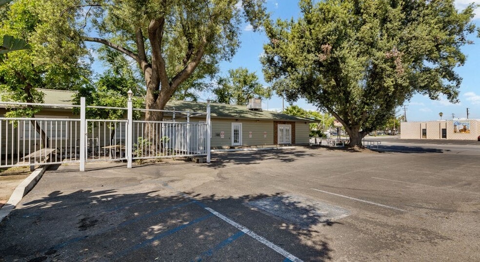 More Photos Of 2920 H St, Bakersfield Medical For Lease