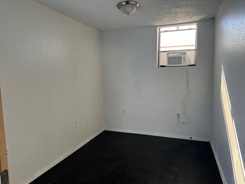 More Photos Of 115 E Murray St, Angleton Warehouse For Sale