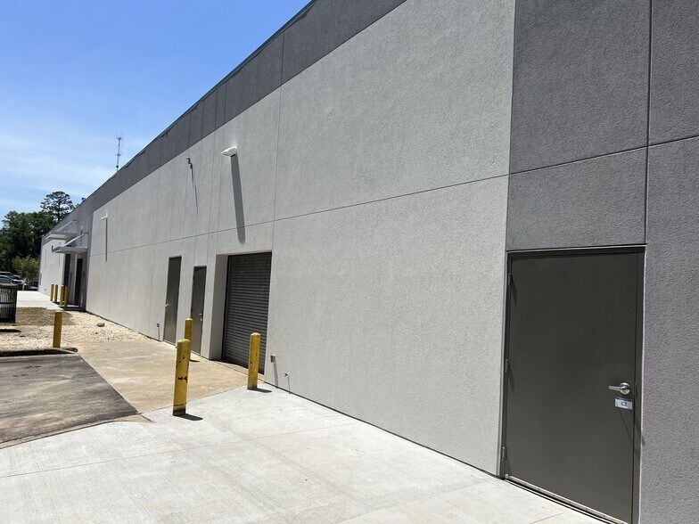More Photos Of 5031 Commerce Park Cir, Pensacola Warehouse For Lease