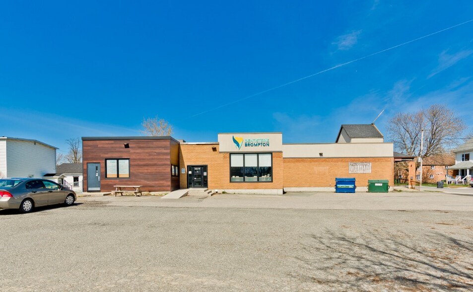 More Photos Of 22 Rue Saint-Joseph, Sherbrooke Drugstore For Lease