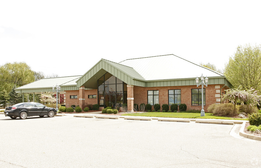 Primary Photo Of 37451 Ecorse Rd, Romulus Bank For Lease