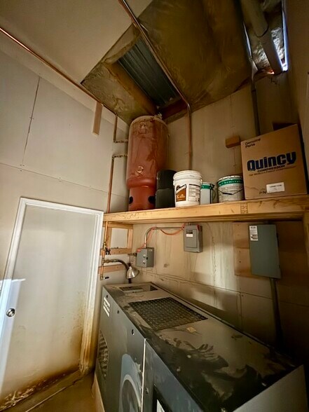 More Photos Of 412 E Railroad Ave N, Manhattan Warehouse For Sale