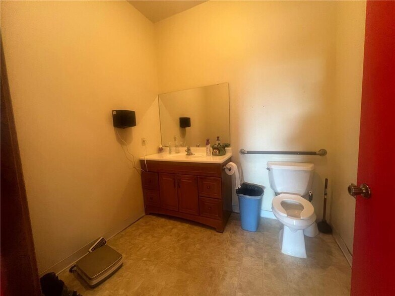 More Photos Of 105 S Mantorville Ave, Kasson Service For Sale