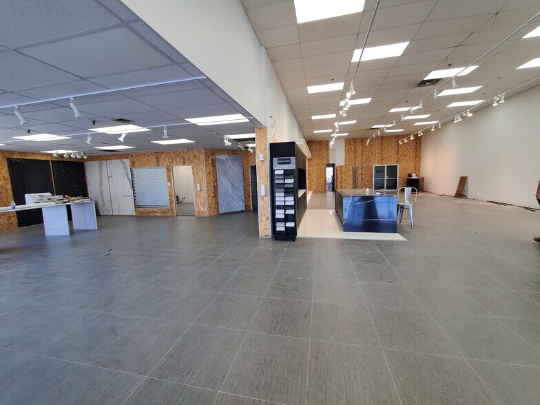More Photos Of 920-960 Rue Bégin, Montréal Showroom For Lease