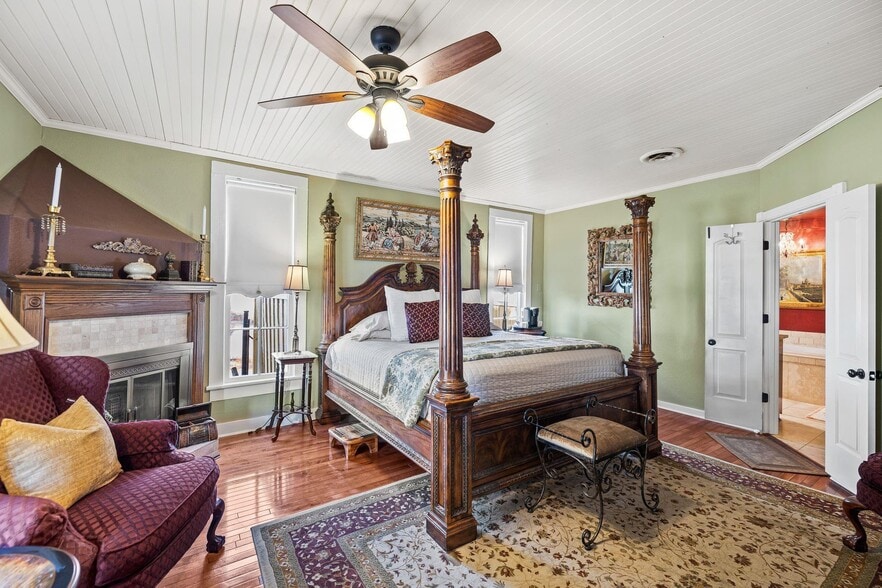 More Photos Of 123 W Doyle St, Granbury Hospitality For Sale