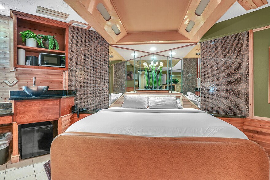 More Photos Of 16W621 S Frontage Rd, Willowbrook Hotel For Sale