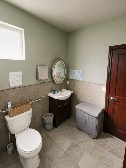 More Photos Of 1950 Keene Rd, Richland Office For Sale