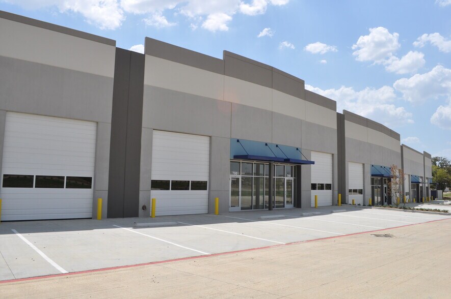 More Photos Of 550 W Round Grove Rd, Lewisville Showroom For Lease