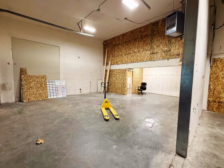 More Photos Of 4004 97th St NW, Edmonton Flex For Lease