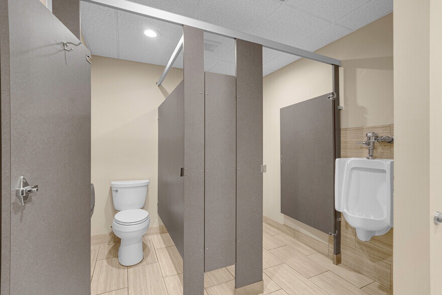 More Photos Of 5666 Seminole Blvd, Seminole Office For Sale