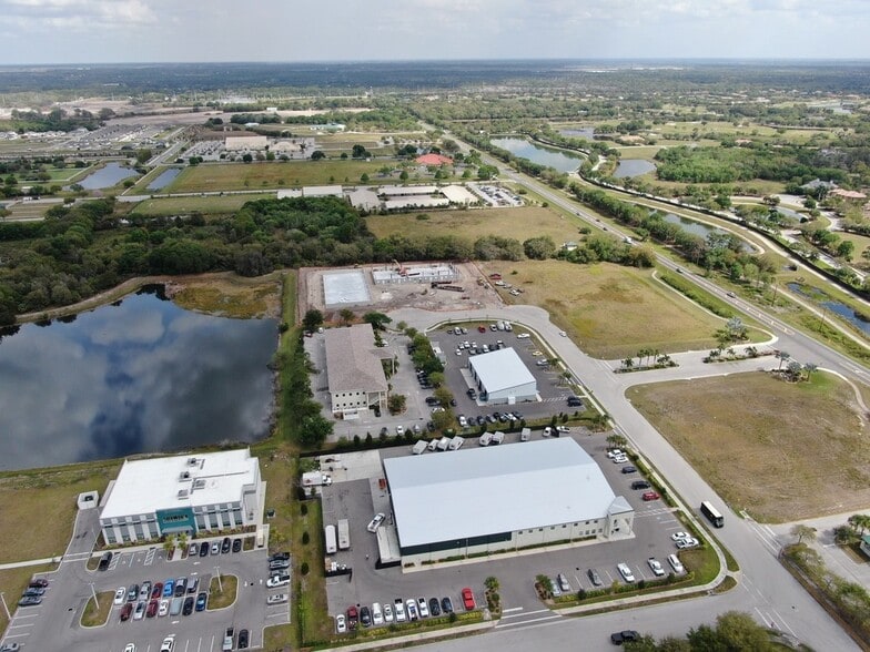More Photos Of 8250 Vicela Dr, Sarasota Warehouse For Lease