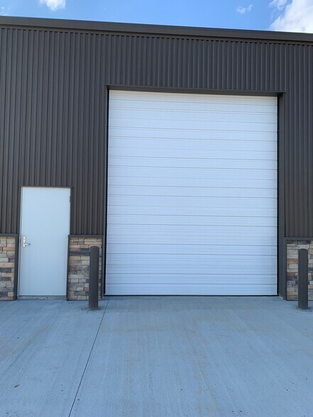 More Photos Of 9501 NE 76th St, Kansas City Warehouse For Lease