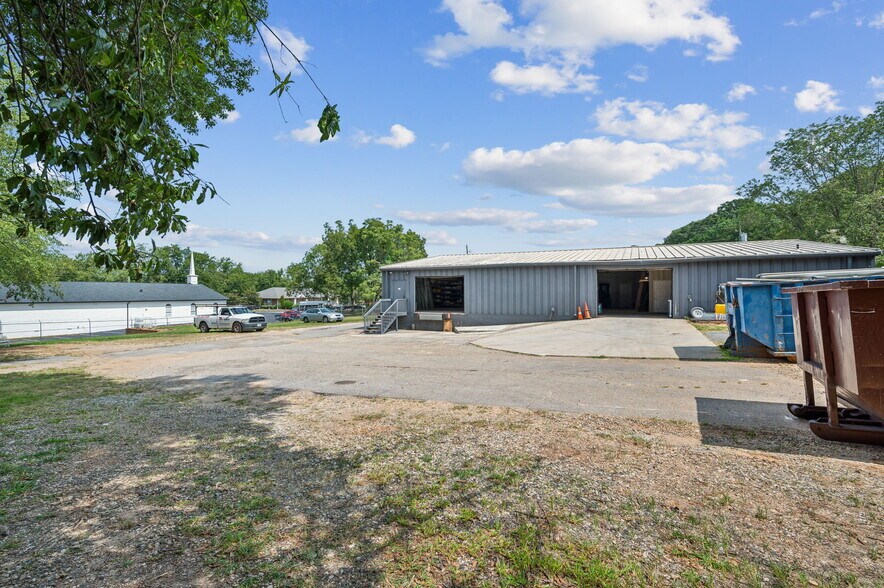 More Photos Of 4228 Main St, Oakwood Showroom For Lease