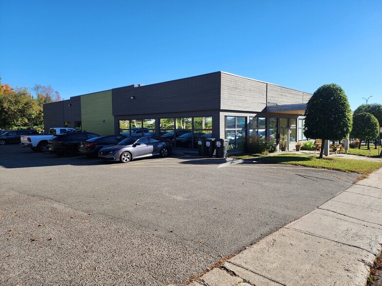 More Photos Of 16 Rue Saint-Paul O, Sainte-agathe-des-monts Healthcare For Lease