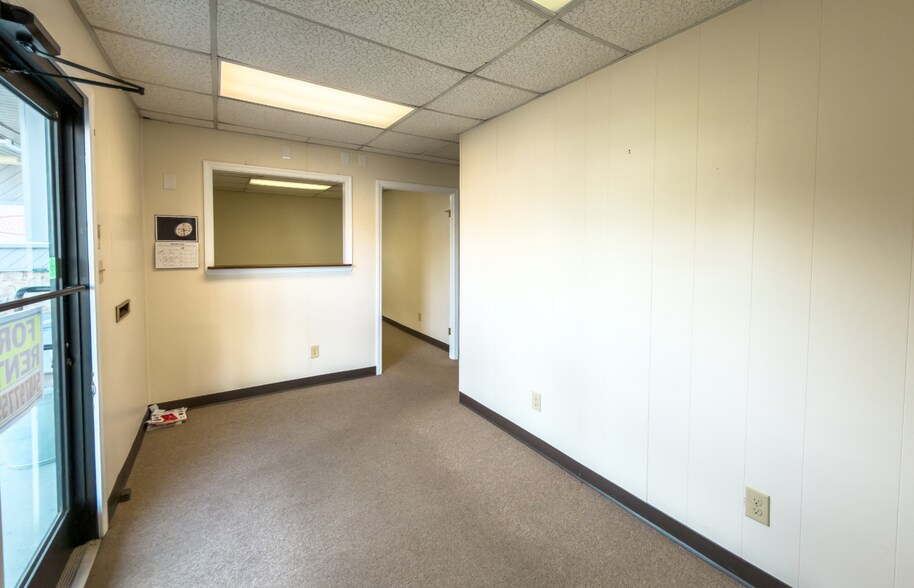 More Photos Of 223 W Virginia Ave, Vinton Storefront Retail Office For Lease