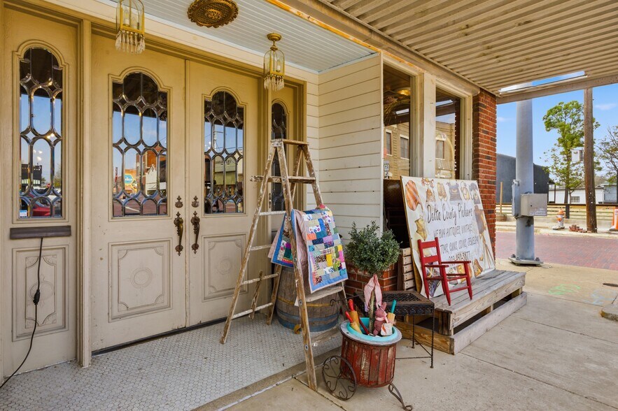 More Photos Of 10 S Side Sq, Cooper Freestanding For Sale