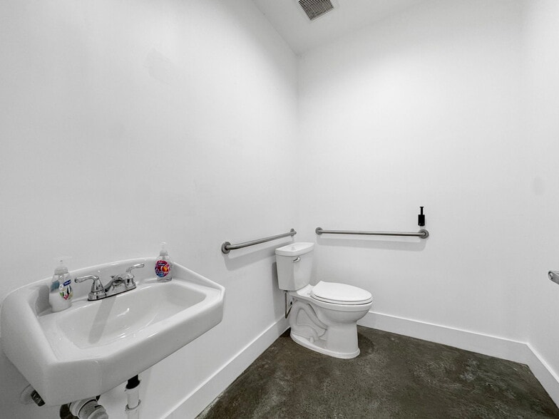 More Photos Of 10830 Navajo Dr, Saint Petersburg Showroom For Sale
