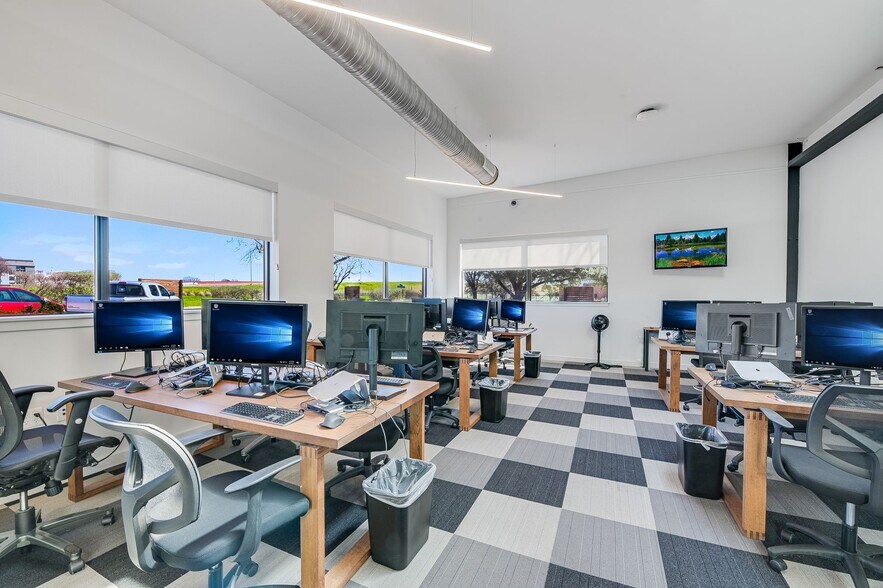 More Photos Of 5323 Levander Loop, Austin Office For Lease