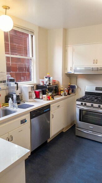 More Photos Of 2633 Regent St, Berkeley Dormitory For Sale