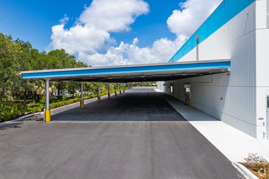 More Photos Of 3201 Gateway Centre Pky, Pinellas Park Warehouse For Lease
