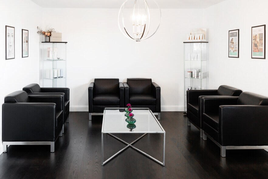 More Photos Of 1533 Dundas St E, Whitby Office For Sale