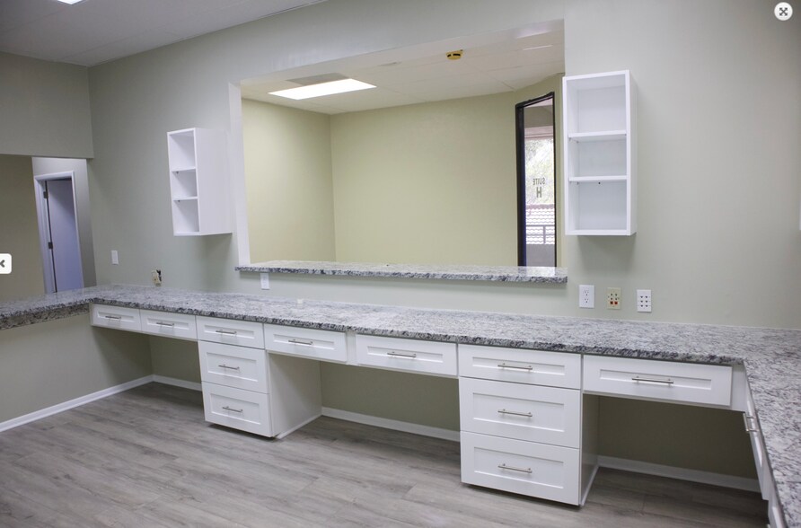More Photos Of 7010 15th St E, Sarasota Unknown For Lease