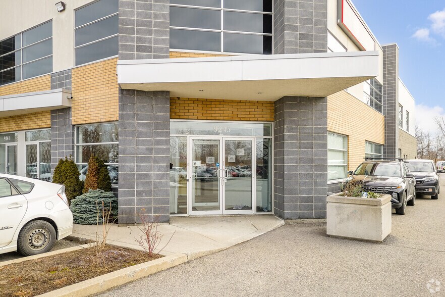 More Photos Of 9233-9245 Rue Thimens, Montréal Light Distribution For Lease