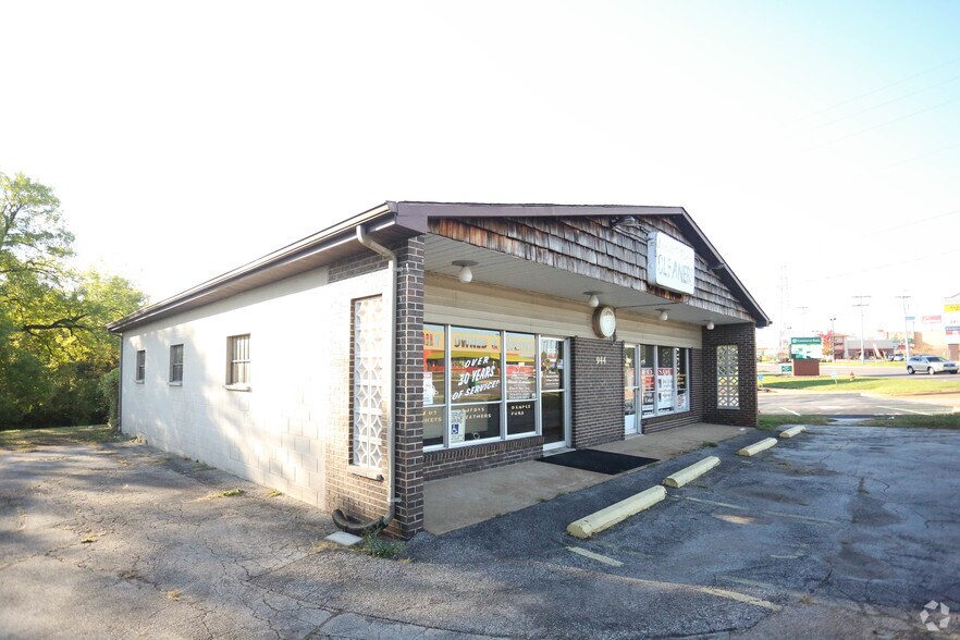 More Photos Of 944 Jeffco Blvd, Arnold General Retail For Lease