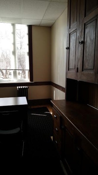 More Photos Of 2 E Broad St, Hopewell Office For Lease