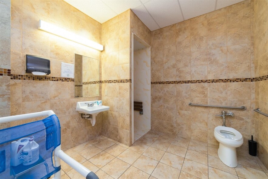 More Photos Of 720 W Nathan Lowe Rd, Arlington Medical For Sale