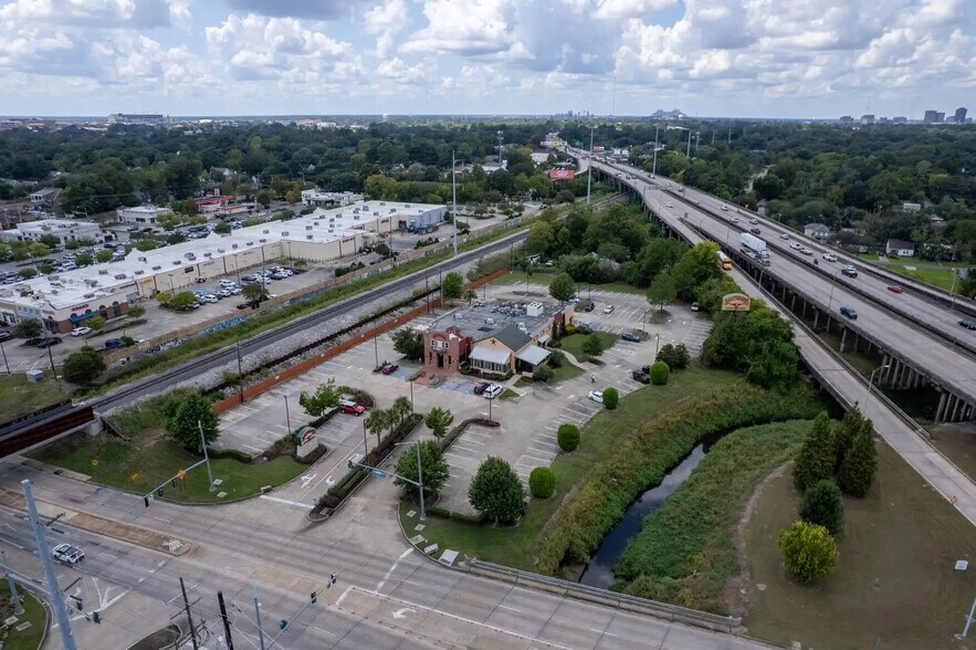 More Photos Of 2450 S Acadian Thruway, Baton Rouge Restaurant For Sale