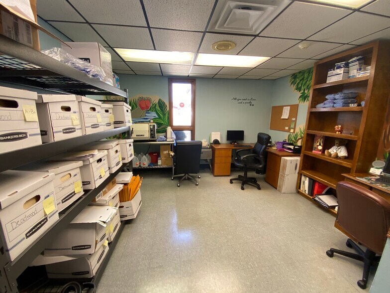 More Photos Of 2228 W College St, Springfield Veterinarian Kennel For Sale