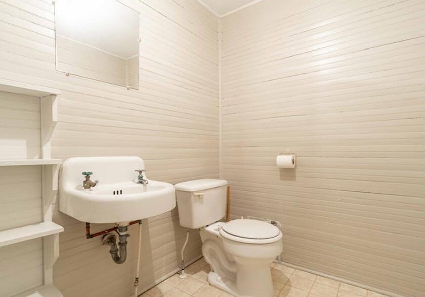 More Photos Of 511 James St, Burlington Religious Facility For Sale