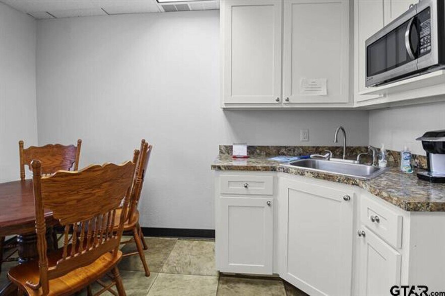 More Photos Of 625 Chase Dr, Tyler Office For Lease