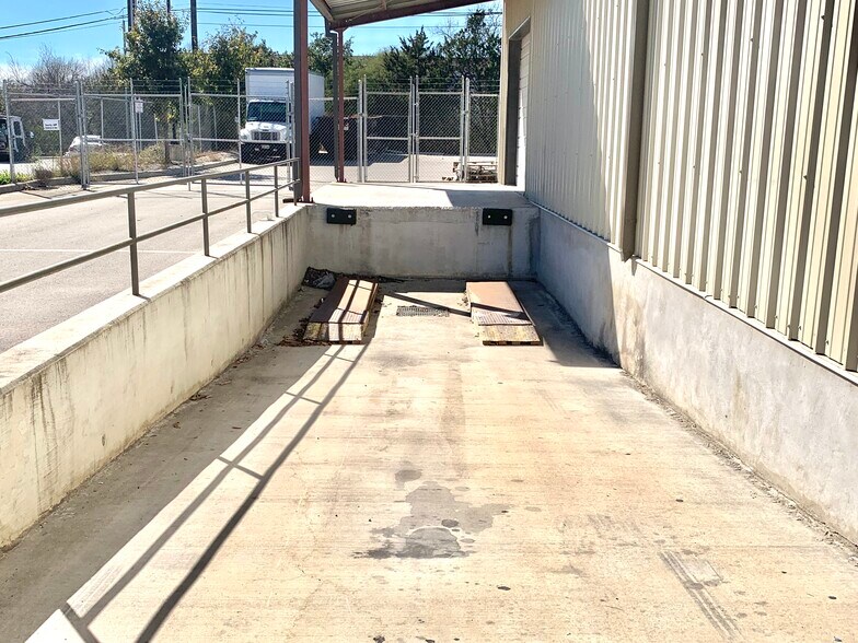 More Photos Of 15002 Tradesman, San Antonio Warehouse For Lease