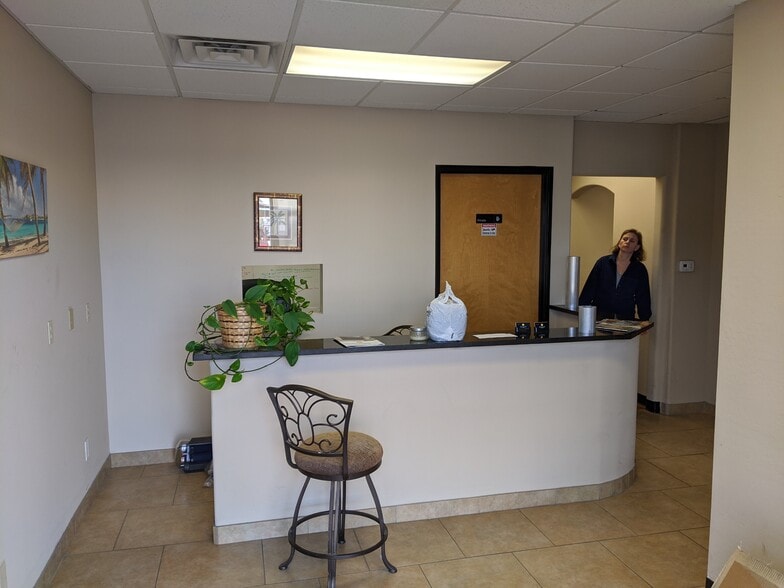 More Photos Of 2225 W Mountain View Rd, Phoenix Warehouse For Lease