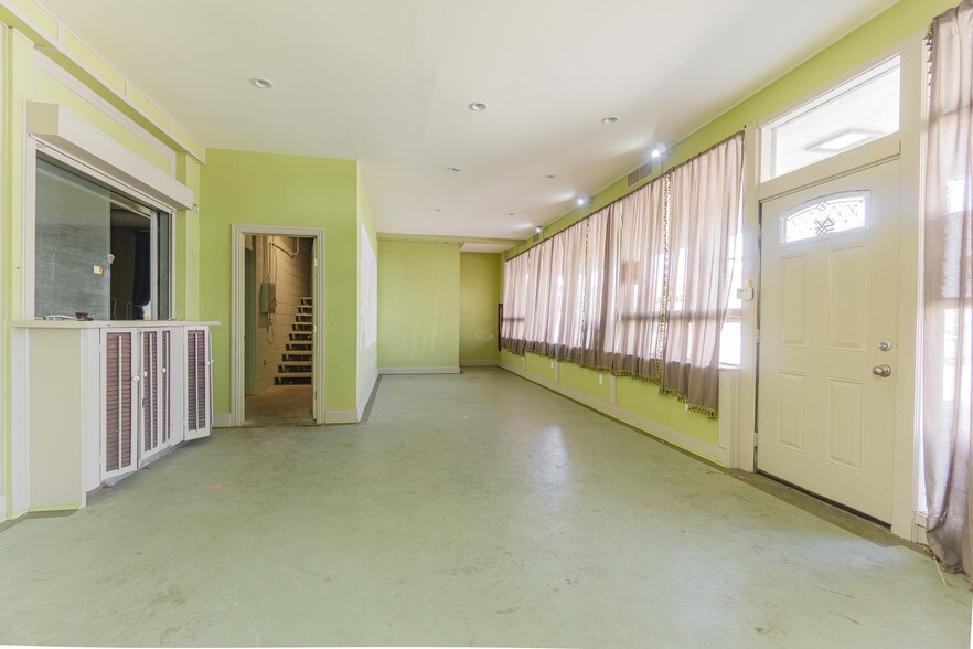 More Photos Of 2415 Church St, Galveston Light Distribution For Lease