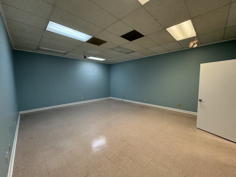 More Photos Of 139 Woodfield Dr, Macon-Bibb Light Distribution For Lease