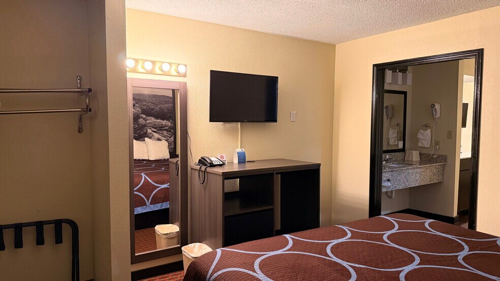More Photos Of 2055 E 5th St, Metropolis Hotel For Sale