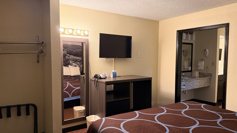 More Photos Of 2055 E 5th St, Metropolis Hotel For Sale