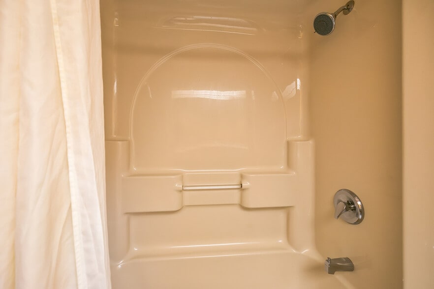 More Photos Of 138 Marsh Rd, Somerset Hotel For Sale