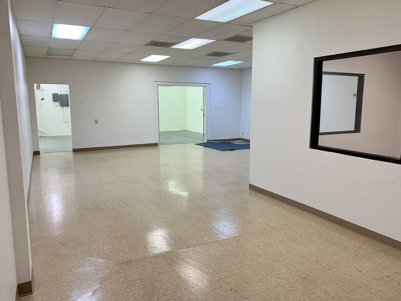 More Photos Of 11460 N Cave Creek Rd, Phoenix Warehouse For Lease