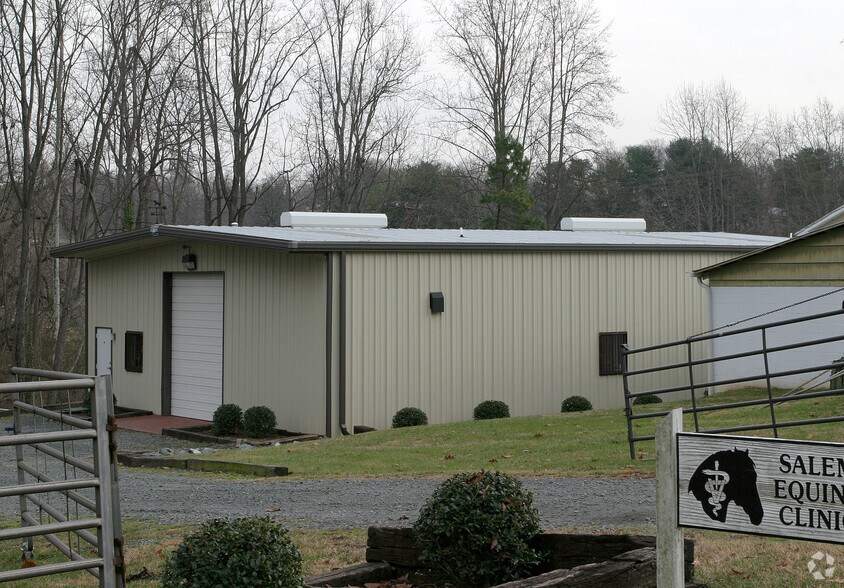 More Photos Of 3026C S Main St, Winston-Salem Veterinarian Kennel For Lease
