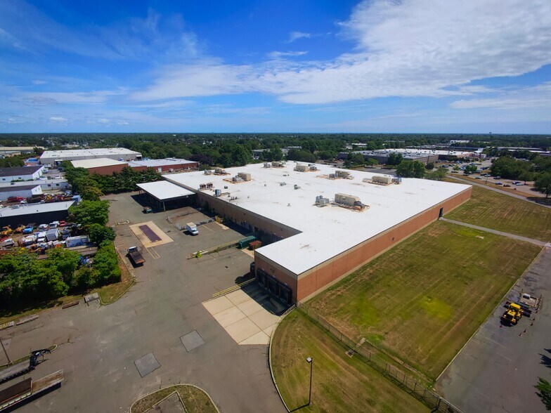 More Photos Of 1000 New Horizons Blvd, Amityville Warehouse For Lease
