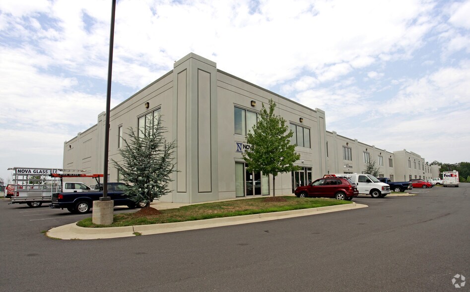 More Photos Of 8982-9050 Hornbaker Rd, Manassas Warehouse For Lease