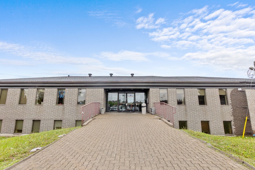 Primary Photo Of 3400 Rue du Marché, Dollard-des-Ormeaux Medical For Lease