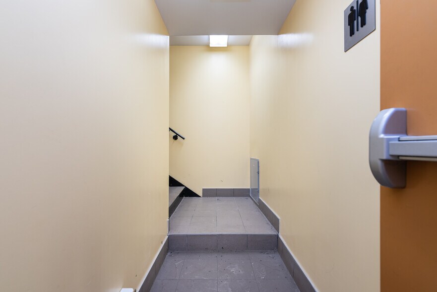 More Photos Of 2464-2466 St Bélanger, Montréal General Retail For Sale