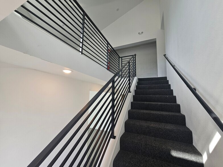 More Photos Of 5833 NE Portland Hwy, Portland Flex For Sale